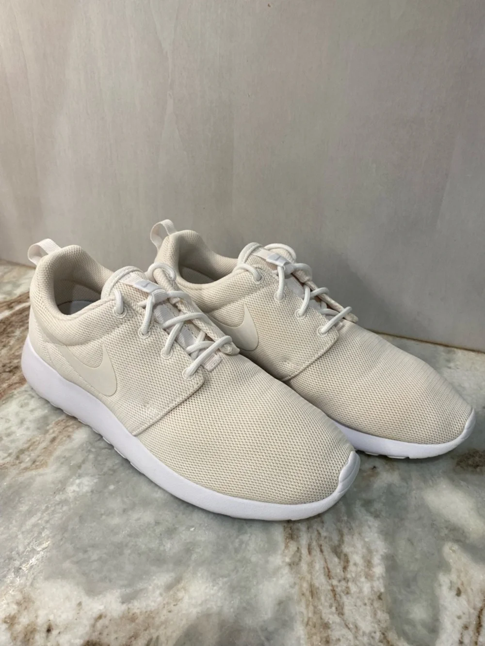 Nike Roshe One Triple White Womens Running Shoes 844994-100 Size 9.5 Like New